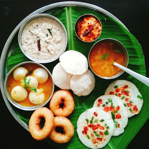 No matter from which part of India we belong to, South Indian breakfast is made in every household. In South India, Dosa, Idli, Vada and Uttapams are made for their daily breakfast, whereas in North India they are usually made for the weekend breakfast. But there are days when you want to have a full south Indian thali for your breakfast at home, either on weekend or on a special occasion. Therefore, we get you a full South Indian thali which includes Homemade Soft Idli, Mini Idli, Vegetable ... Veg Breakfast Recipes Indian, Mini Idli, Idli Vada, Veg Breakfast Recipes, Indian Thali, South Indian Breakfast Recipes, Menu Sarapan Sehat, Resep Salad, Easy Chicken Breast