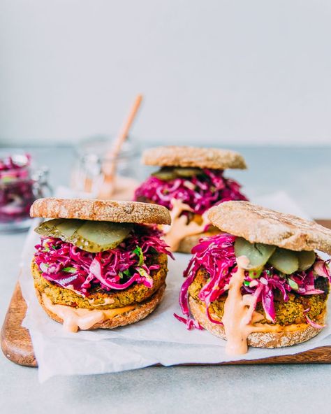 Superbowl Ideas, Falafel Burgers, Winter Salads, Healthy Superbowl, Red Cabbage Slaw, Recipes Lunch, Vegan Store, Healthier Choices, Vegan Burger