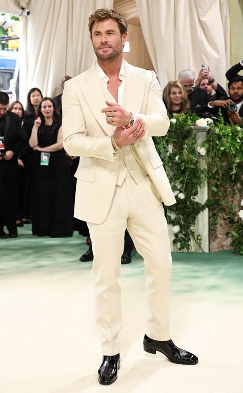 Chris Hemsworth from Met Gala 2024: Red Carpet Fashion on E! Online Chris Hemsworth Outfit, Met Gala Dresses, Gala Outfit, Met Gala Red Carpet, Best Dressed Man, Red Carpet Look, The Met Gala, Celebrity Moms, Gala Dresses