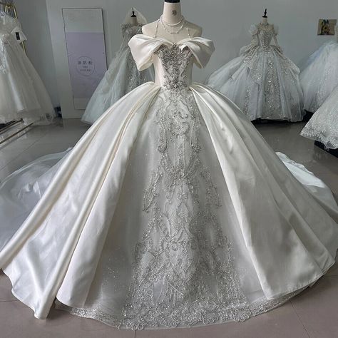 Wedding Gown For Bride, Flower Wedding Dresses, Gown For Bride, Bride 2024, Frocks And Gowns, Satin Bridal Gowns, Bride Flower, Short Sleeve Wedding Dress, Pretty Quinceanera Dresses