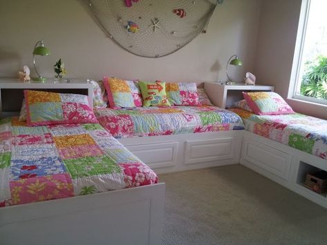 this site has more great bunk bed ideas Kids Bedroom Furniture Design, Grandkids Room, Triple Bunk Beds, Kids Room Furniture, Storage Kids Room, Shared Bedroom, Shared Room, Kids Bunk Beds, Shared Bedrooms