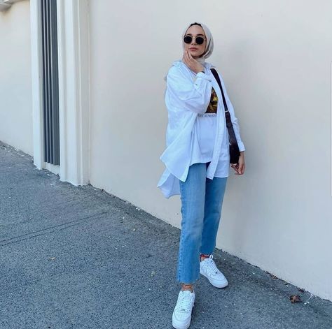 21 Inspiring Looks To Wear The White Shirt - Hijab Fashion Inspiration Smart Casual Look Women, White Tshirt Outfit, White Sneakers Outfit, Outfit Hijab Casual, White Shirt Outfits, Muslim Outfits Casual, Hijab Style Casual, Hijabi Fashion Casual, Style Hijab