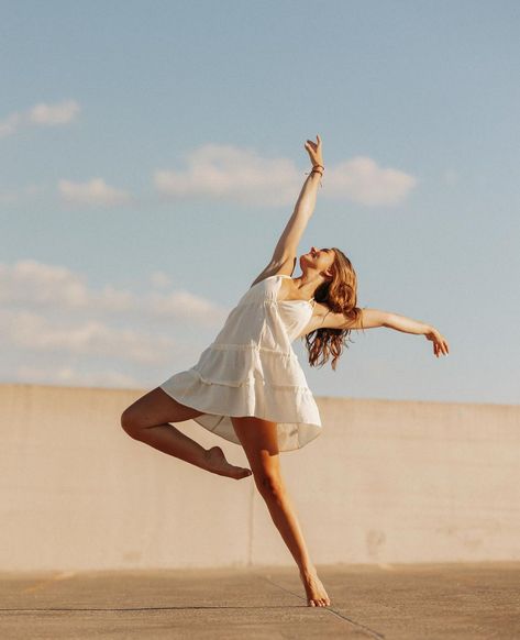 Poses For A Dance Photoshoot, Dance Studio Senior Pictures, Dance Photoshoot Ideas Jazz, Dance Poses For Pictures Outside, Dance Poses Lyrical, Dancer Photography Contemporary, Photo Shoot Dance Poses, City Dance Photography, Pointe Poses Photography