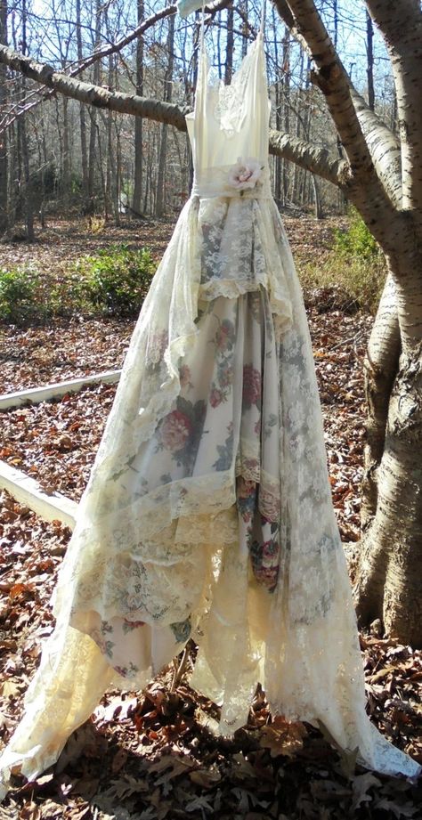 Floral Dress Wedding, Bohemian Style Gown, Tulle Lace Wedding Dress, Lace Floral Dress, Types Of Gowns, Wedding Tulle, Wedding Dresses Hippie, Traditional Gowns, Bridal Skirts