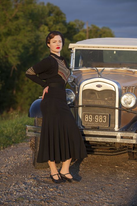 Bonnie & Clyde - Made for TV Promo Bonnie Parker Outfit, Gangster Photoshoot, Bonnie And Clyde Car, Bonnie And Clyde Costume, Bonnie And Clyde Halloween, Bonnie And Clyde Halloween Costume, Holliday Grainger, Bonnie Parker, Lucrezia Borgia