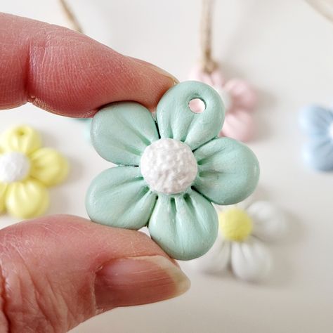 Clay flower gift tags made with air drying clay and hand painted in pretty pastels. Air Dry Clay Keychain Ideas, Air Dry Clay Pendants Diy, Dry Clay Ideas, Air Dry Clay Ideas, Clay Tags, Book Crafts Diy, Dog Magnets, Diy Pottery Painting, Clay Keychain