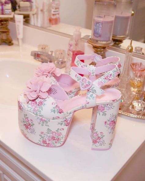 Pink Flower Heels, Shoes Coquette, Coquette Kitten, Coquette Stuff, Hello Kitty Shoes, Cute Shoes Heels, Clueless Outfits, Kawaii Shoes, Rose Shoes