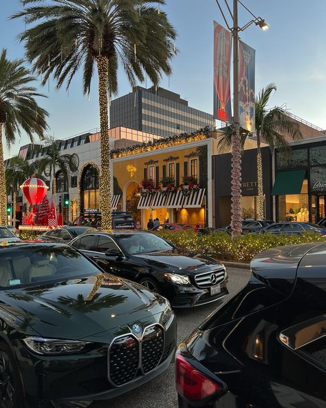 Rodeo Drive in Beverly Hills, CA Beverly Hills Christmas, Baldwin Hills Los Angeles, Christmas In California Aesthetic, La Lifestyle Aesthetic, Beverly Hills Aesthetic, Chino Hills California, La Aesthetic, Los Angeles Aesthetic, Beverly Hills Houses