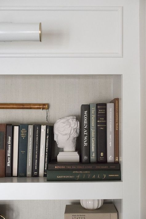 black / white / tan / beige / gray bookshelf aesthetic. love this for a simple neutral decor idea. perfect for living room or bedroom black and white decor. Dark Academia Room, Academia Room, Book Room, Dekorasi Kamar Tidur, Bookshelf Styling, Bookshelf Decor, Shelf Styling, Home Library, Book Shelf