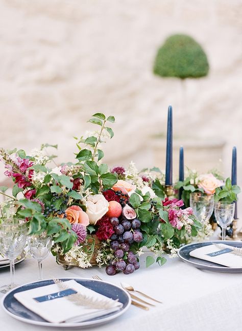 Vibrant and abundant wedding table with blue and gold details. Centerpiece with flowers and fruit. Fall Wedding Tablescapes, Modern Table Centerpieces, Fruits Decoration, Creative Centerpieces, Fruit Wedding, Fruit Decorations, Wedding Floral Centerpieces, Flower Centerpieces Wedding, Wedding Tablescapes