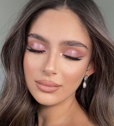 Pink Mauve Eye Makeup, Baby Shower Makeup Ideas Indian, Indian Party Makeup Looks, Wedding Makeup Pink Eyeshadow, Party Makeup For Indian Wedding, Makeup Looks Formal, Baby Shower Makeup Ideas, Glass Skin Makeup, Soft Pink Makeup