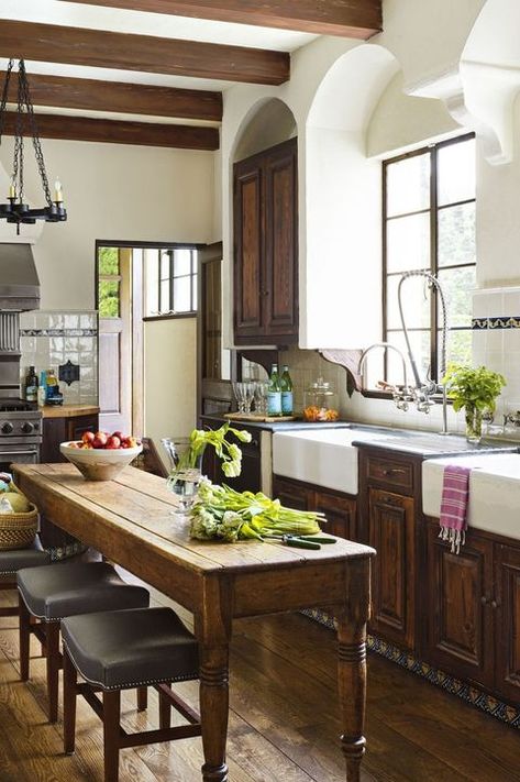 Small Luxury Homes, Kitchen Island Decor, Tuscan Kitchen, Farmhouse Kitchen Design, Spanish Revival, Kitchen Island Design, Kitchen Inspiration Design, Kitchen Islands, Eat In Kitchen