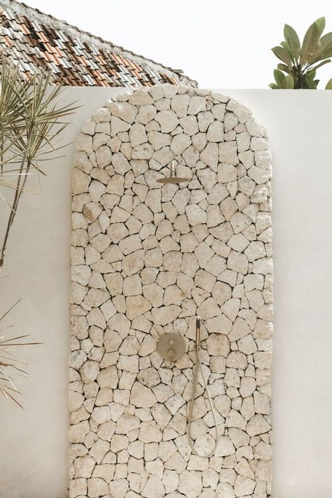 Spanish Outdoor Shower Ideas, Middle Eastern Backyard Ideas, Bali Shower Outdoor, Earthy Pool Design, Bali Home Aesthetic, Bali Outdoor Shower Ideas, Bali Shower Ideas, Outdoor Garden House, Outdoor Shower And Bath