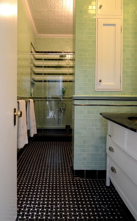 This Crackle Glaze Tile Trend Is Taking Over the Kitchen and Bath — Kitchen Design Windowless Bathroom, Manhattan Loft, Remodeling Trends, Mini Bad, Bathroom Tile Inspiration, Modern Bathroom Tile, Tile Trends, Loft House, Tile Flooring