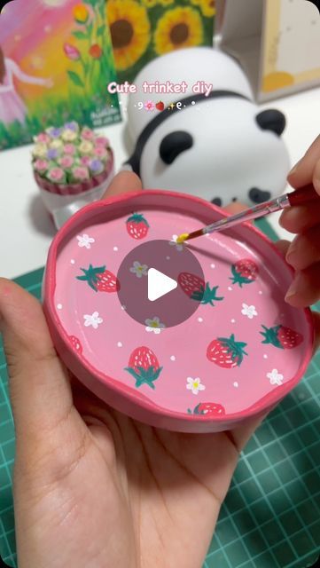 Tray Painting Ideas Diy Crafts, Lid Crafts Ideas, Painted Trinket Box Ideas, Round Cardboard Painting Ideas, Diy Jewellery Box Ideas, Best Out Of Waste Ideas For Kids, Jewellery Box Diy, Tray Painting Ideas, Waste Out Of Best