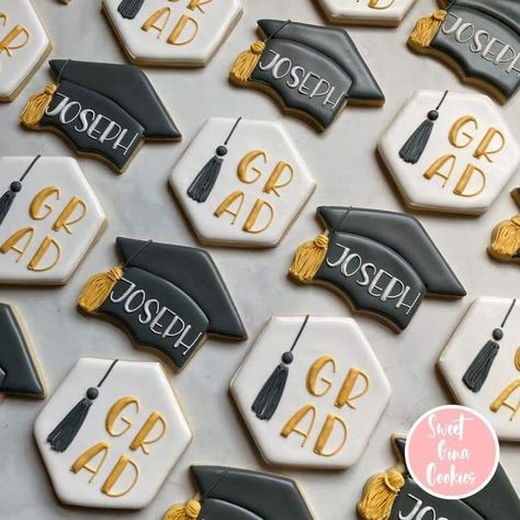 Graduation Cookies Decorated 2023, College Graduation Cookies Ideas, Graduation Cookies 2020, College Graduation Cookies 2023, Graduation Cookie Designs, Graduation Cap Sugar Cookies, College Cookies Decorated, Easy Graduation Cookies, Graduation Cap Cookies Decorated