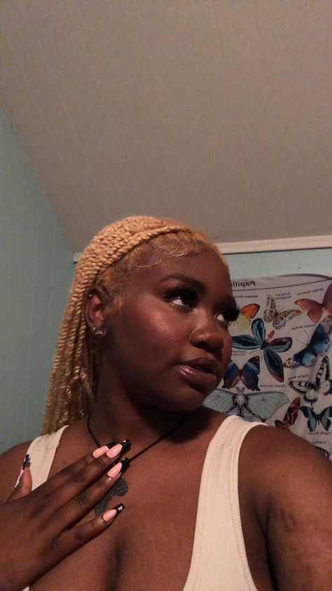 This hairstyle is a new trend for black women and I always wanted to try it in blonde Mini Passion Twists Blonde, Blonde Mini Passion Twist, Blond Passion Twists, Short Passion Twists With Curls, Blonde Passion Twists Black Women, Blonde Mini Twists, Blonde Twists Black Women, Blonde Twist Braids, Short Passion Twists Hairstyle