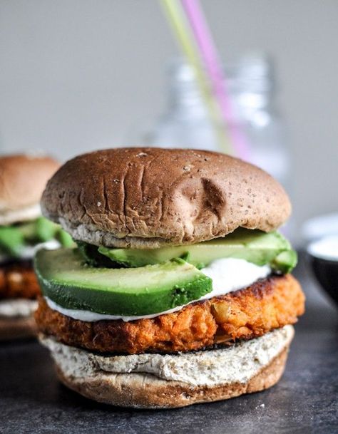 Smoky Sweet Potato Burgers with Roasted Garlic Cream and Avocado I howsweeteats.com #sweetpotato #burger #howsweeteats Potato Burger, Sweet Potato Burgers, Avocado Dessert, Diner Recept, Salad Pasta, God Mat, Think Food, Idee Pasto Sano, Veggie Burger