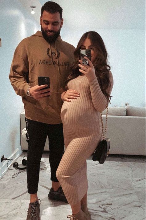 Pregnant Outfit Ideas, Sweet Couple Goals, Pictures Girlfriend, Formal Maternity Dresses, Hot Pregnancy Outfits, Trendy Maternity Outfits, Couple Pregnancy Photoshoot, Beautiful Pregnancy, Fashion Forward Outfits