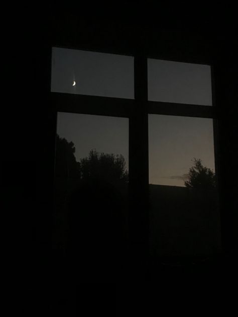 Moon out of window, in Novxani Room Aesthetic Dark, Novel Wattpad, Moon Window, Vibe Rooms, Night Window, Dark Windows, Photo Window, Window Siding, Moon Images