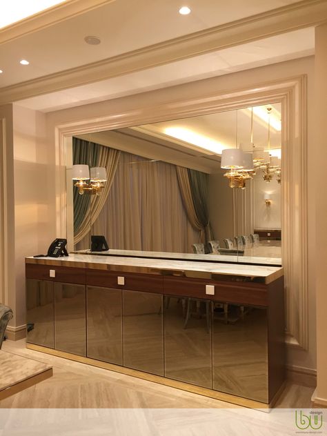 Sideboard Decor Dining Room, Luxury Hotel Bedroom, Accessible Bathroom Design, Dining Room Design Luxury, Crockery Unit Design, Mirror Decor Living Room, Modern Hall, Crockery Design, Luxury Furniture Sofa