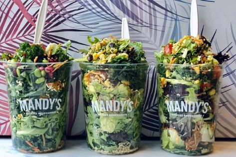 Grab And Go Salad Ideas, Salad Bar Restaurant Design, Salad Store Design, To Go Salad Packaging, Salad Bar Cafe, Restaurant To Go Packaging, Salad Shop Design, Salad Bowl Packaging, Salad Bar Aesthetic