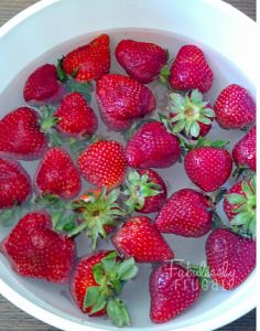 Berry Vinegar Soak, Strawberry Vinegar Rinse, Soak Fruit In Vinegar, Vinegar Soak For Fruit, Soaking Fruit In Vinegar, Vinegar Rinse For Fruit, Preserving Strawberries, Strawberry Wash, Clean Strawberries