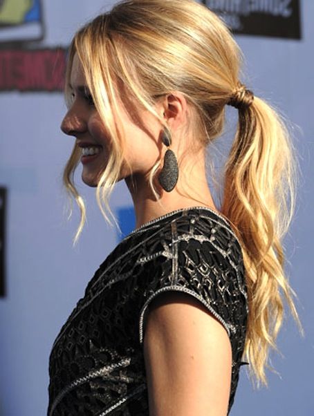 gorgeous pony.  kristen bell Dressy Ponytail, Thanksgiving Hairstyles, A Ponytail, Kristen Bell, Long Hair With Bangs, Holiday Hairstyles, Ponytail Styles, Good Hair Day, Long Curly Hair