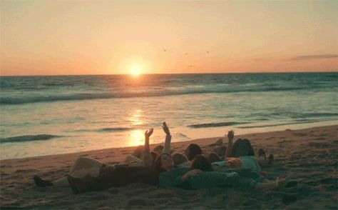 Regalos para tus XV que puedes pedir en lugar de una fiesta Summer Gif, Since Youve Been Gone, We Were Liars, Filmy Vintage, Best Friend Photography, Boys Life, City Boy, White City, Gorgeous Sunset