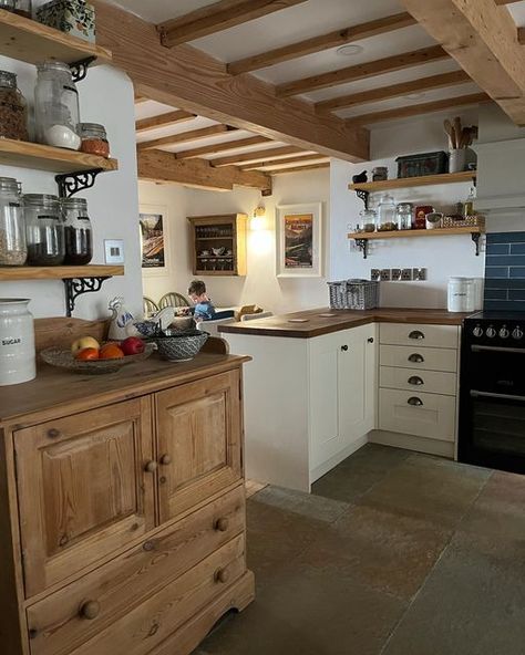 Weavers Cottage, Scaffold Board Shelves, Shelves In The Kitchen, Period Living, Scaffold Boards, Flea Market Style, Tulip Bulbs, Cottage Interior, Exposed Beams