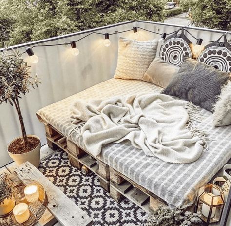 Pallet Sectional Couch, Pallet Couch Outdoor, Patio Bed, Pallet Daybed, Z Palette, Diy Pallet Couch, Pallet Seating, Pallet Patio Furniture, Patio Couch