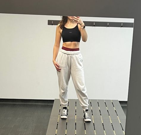 Converse Gym Outfit Woman, Sweatpants Gym Outfit Women, Weight Lifting Outfits, Girls Gym Outfit, Cardio Outfit, Sweatpants Gym Outfit, Aesthetic Gym Outfits, Girls Gym Wear, Converse Gym Outfit