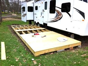 Pallet Deck For Rv, Camper Deck Ideas, Trailer Deck Ideas, Seasonal Campsite Ideas, Camper Decks, Camper Deck, Porch For Camper, Camping Inspo, Rv Deck