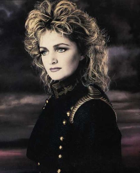 Bonnie Tyler Bonnie Tyler 80s, David Bowie Fashion, Eclipse Of The Heart, Classic Album Covers, Bonnie Tyler, Good Music Quotes, Music Event, Look Vintage, Female Singers