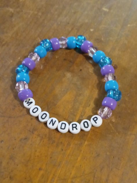 Blue and purple bracelet that reads "Moondrop" Moondrop Bracelet, Fnaf Bracelet Ideas, Fnaf Jewelry, Fnaf Kandi, Fnaf Diy, Kandi Jewelry, Fnaf Party, Kandi Inspiration, Bracelets Kandi