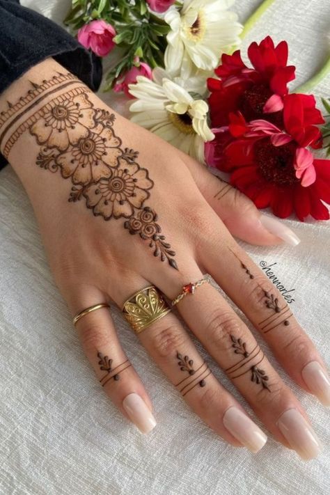 Henna Ideas Hand, Henna Designs For Weddings, Mehendi Nails, Henna Main, Flower Henna Designs, Elegant Henna, Indian Henna Designs, Henna Designs Back, Simple Henna Designs