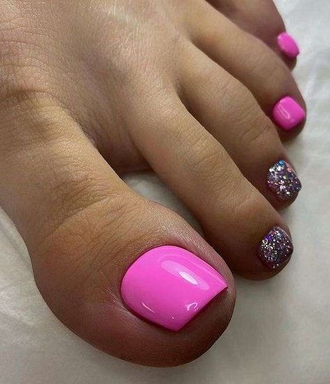 The Biggest Pedicure Trends of 2024 Pedicure Rosa, Beach Toe Nails, Glitter Pedicure, Summer Pedicure Colors, Glitter Toe Nails, Pink Toe Nails, Pedicure Designs Toenails, Pedicure Nail Designs, Pedicure Ideas