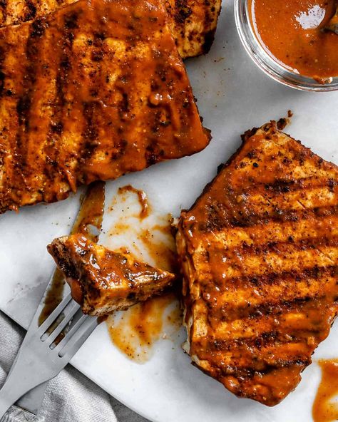 Grilled Tofu Recipes, Asian Tofu Recipes, Vegan Grill, Vegan Grilling Recipes, Tofu Burger, Tofu Steak, Vegan Steak, Tofu Vegan, Tofu Recipes Vegan