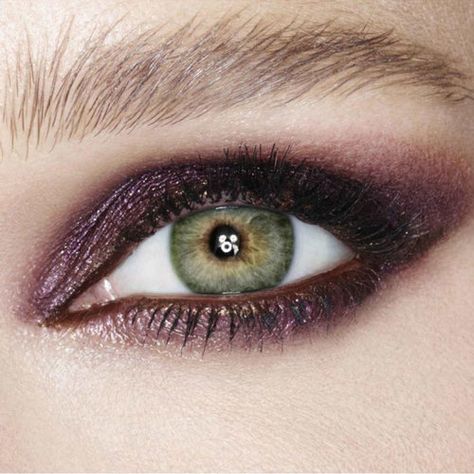 Halo Eyes, Hazel Eye Makeup, Eyeshadow Pencil, Purple Eyeshadow, Colorful Eye Makeup, Natural Wedding Makeup, Makeup Hacks, Natural Eyes, Eyes Makeup