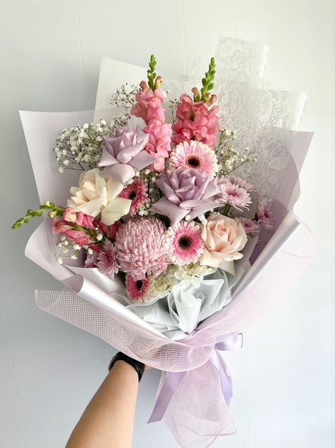 Flower Bouquet Theme, Pretty Bouquets Of Flowers, Small Mixed Flower Bouquet, Mixed Flowers Bouquet, Custom Flower Bouquet, Flower Bouquet Ideas Gift, Aesthetic Bouquet Of Flowers, Mix Flower Bouquet, Pink Bouquet Flowers