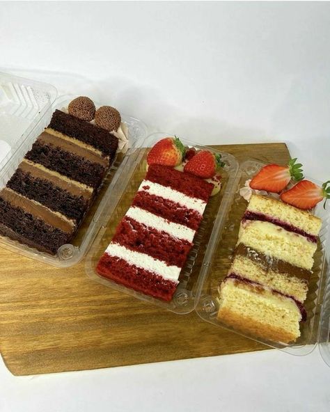 Selling Slices Of Cake, Cake Slice Packaging, Bake Sale Packaging, Amazing Food Platters, Slice Cake, Cake Slices, Bake Sale Recipes, Baking Packaging, Dessert Packaging