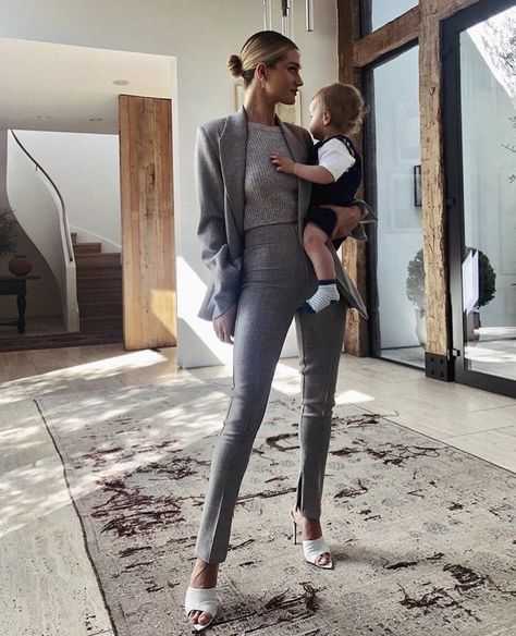 Cochella Outfits, Rosie Huntington Whiteley Style, Gray Instagram, Icon Clothing, Kids Clothes Sale, Working Mums, Old Fashioned Recipes, Mommy Style, Jason Statham