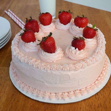 Southern Strawberry Cake Delicious Strawberry Cake, Homemade Strawberry Cake, Cakes For Sale, Strawberry Birthday Cake, Strawberry Cake Recipes, Pretty Dessert, حلويات صحية, Strawberry Cakes, Pretty Birthday Cakes