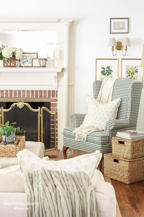 Estilo Cottage, Summer Mantel, Spring Living Room, English Cottage Decor, Summer Living Room, Happy Room, Farmhouse Glam, Cottage Living Rooms, Cottage Interior