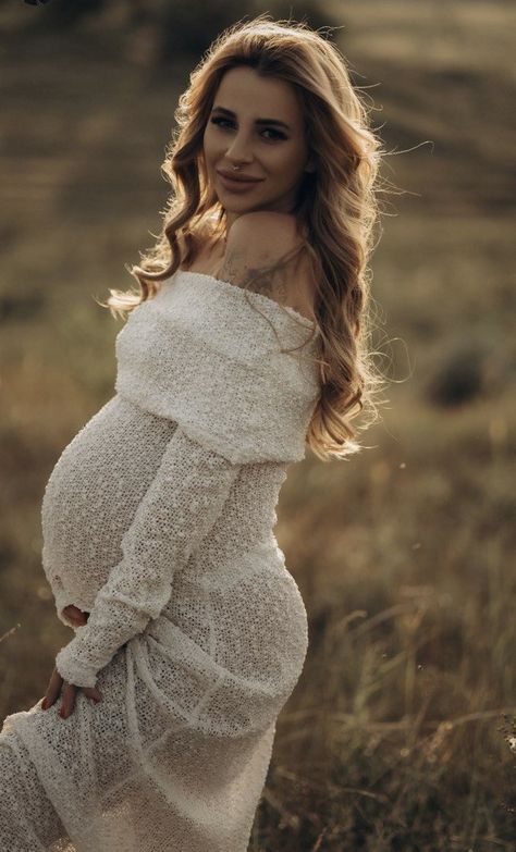 Cold Maternity Photoshoot, Maternity Photography Just Mom, Maternity Winter Photography, Fotoshooting Ideas, Early Pregnancy Outfits, Winter Maternity Photoshoot, Christmas Pregnancy Photos, Winter Maternity Pictures, Maternity Winter