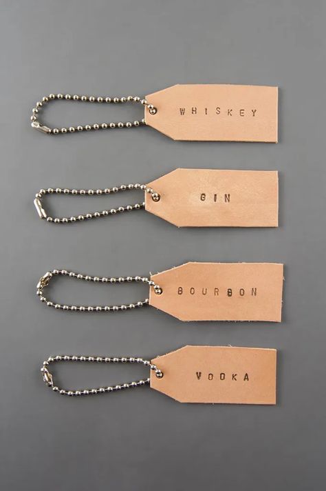 Diy Tags For Clothes, Leather Name Tag, Diy Leather Labels, Tags For Clothes, Tassen Hanger, Joululahjat Diy, Liquor Bottle Labels, Leather Tags, Sacs Tote Bags