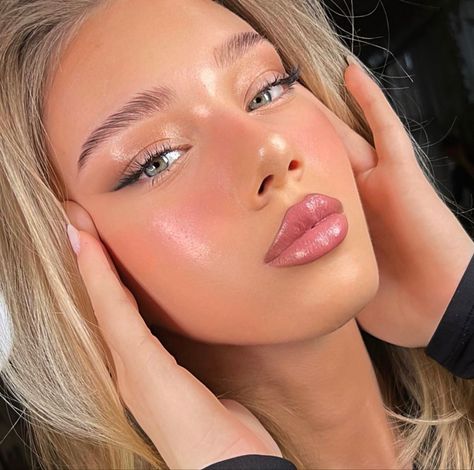 @mimozanishori makeup artist Low Contrast Makeup Looks, Make Up Round Face, 2025 Makeup Trends, Low Contrast Makeup, Makeup Looks Blush, Make Up Highlight, Blush Makeup Looks, Makeup Artist Outfit, Makeup Soft Girl