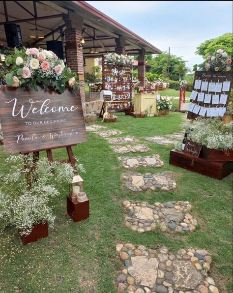 Beautiful rustic signs displayed at wedding entrance Outdoor Wedding Entrance Decor, Backyard Wedding Entrance, Rustic Wedding Entrance, Reception Entrance Decor, Barn Door Wedding, Outdoor Wedding Entrance, Rustic Signage, Wedding Ceiling Decorations, Shed Wedding