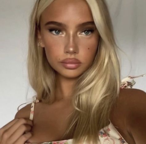 Honey Vanilla Blonde Hair, Soft Glam Makeup Blue Eyes, Emma Ellingsen, Bronzed Makeup, Bombshell Makeup, Blonde Hair And Blue Eyes, Estilo Madison Beer, Angel Makeup, Beauty Marks