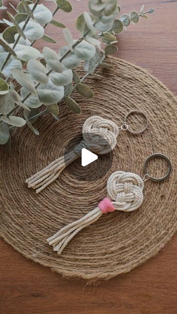 Key Chains Macrame, Knot Keychain Diy, Keyrings To Make, Braided Keychain Diy, Macrame Keychain Diy Easy, Macrame Wristlet Keychain Diy, Key Chains Diy Handmade, Macrame Keychain Diy Tutorials, Makramee Keychain